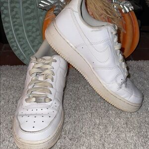 Nike women’s Air Force 1 07’ size 8 white leather low top sneakers